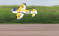 CRRCSim mit einem gelben Kunstflugmodell im tiefen Vorbeiflug